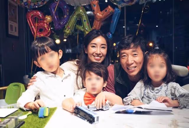 41歲女星被曝懷第四胎！與人合影肚子凸孕味足，嫁富豪7年頻吵架