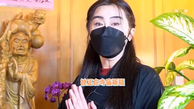 55歲王祖賢素顏現身海外寺廟,穿僧袍雙手合十,身材發福仍優雅