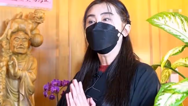 55歲王祖賢素顏現身海外寺廟,穿僧袍雙手合十,身材發福仍優雅