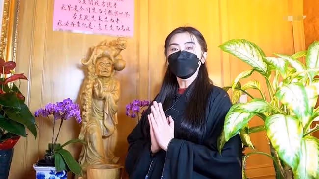 55歲王祖賢素顏現身海外寺廟,穿僧袍雙手合十,身材發福仍優雅