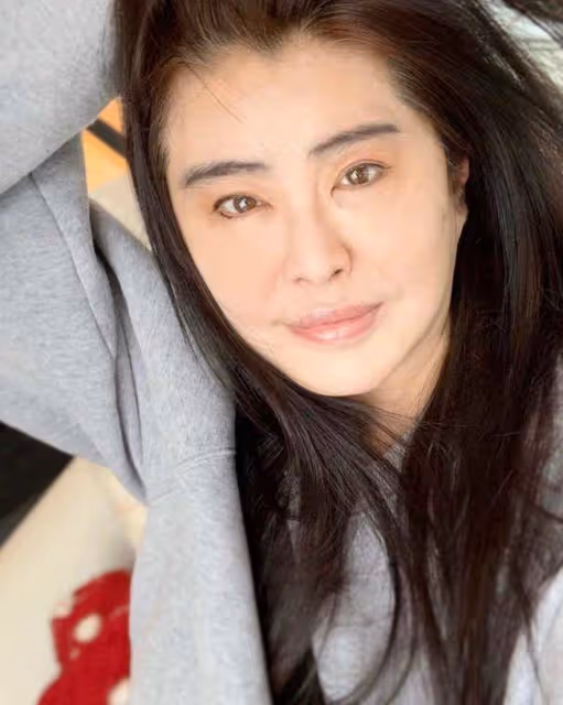 55歲王祖賢素顏現身海外寺廟,穿僧袍雙手合十,身材發福仍優雅