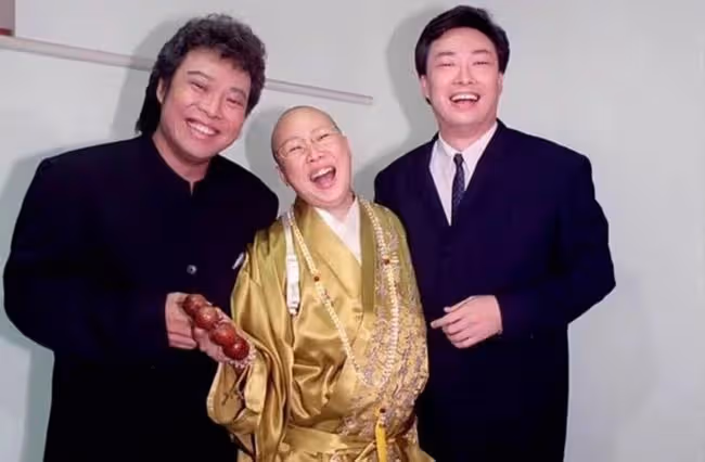 55歲王祖賢素顏現身海外寺廟，穿僧袍雙手合十，身材發福仍優雅