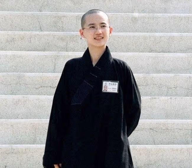 55歲王祖賢素顏現身海外寺廟，穿僧袍雙手合十，身材發福仍優雅
