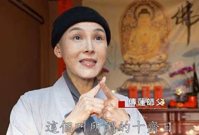 55歲王祖賢素顏現身海外寺廟，穿僧袍雙手合十，身材發福仍優雅