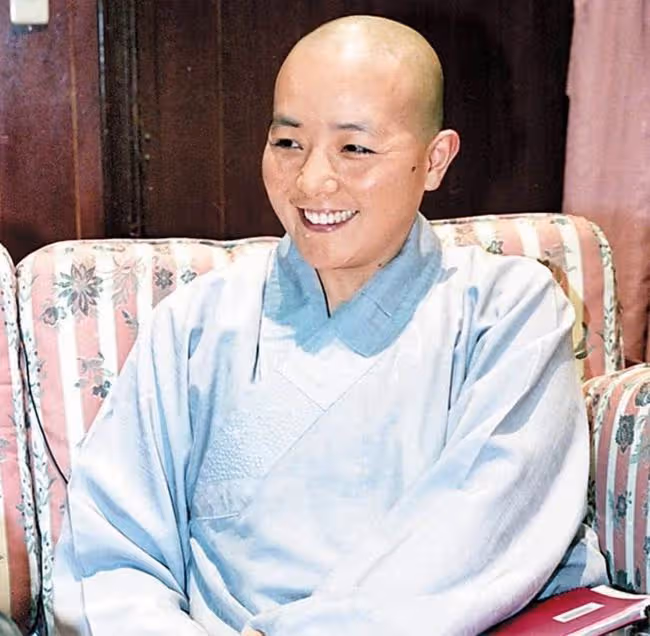 55歲王祖賢素顏現身海外寺廟，穿僧袍雙手合十，身材發福仍優雅