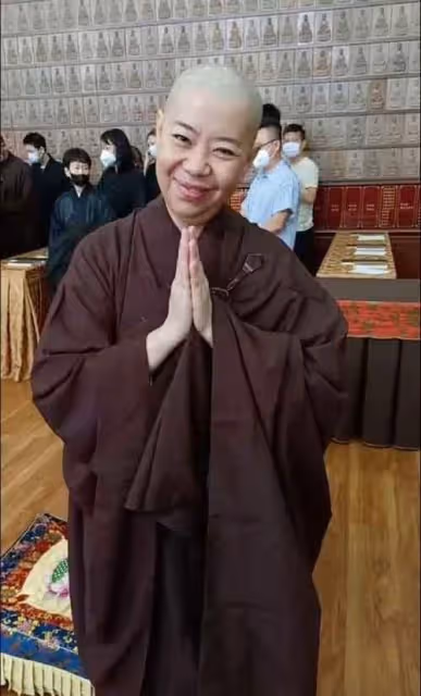 55歲王祖賢素顏現身海外寺廟，穿僧袍雙手合十，身材發福仍優雅
