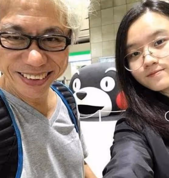 她17歲嫁57歲老公,如今懷孕向親爹借錢遭拒,年近70歲老公拄拐杖