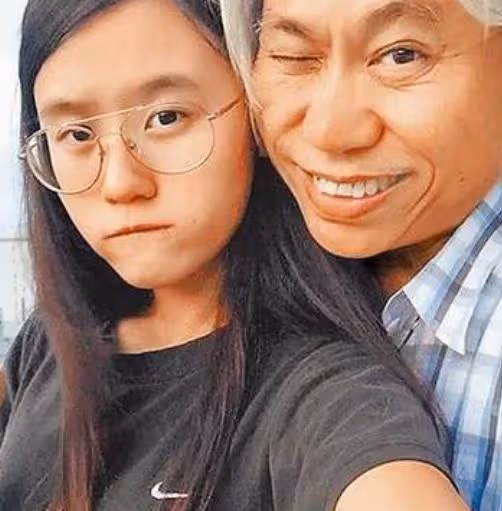她17歲嫁57歲老公,如今懷孕向親爹借錢遭拒,年近70歲老公拄拐杖