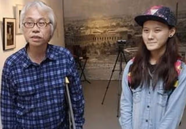 她17歲嫁57歲老公,如今懷孕向親爹借錢遭拒,年近70歲老公拄拐杖
