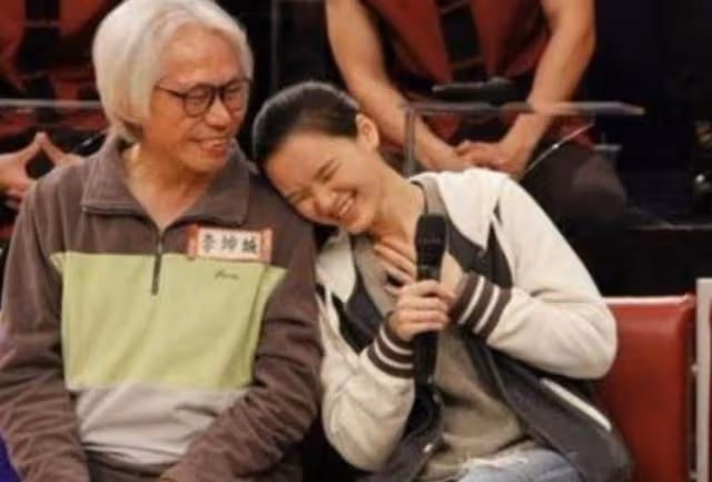 她17歲嫁57歲老公,如今懷孕向親爹借錢遭拒,年近70歲老公拄拐杖