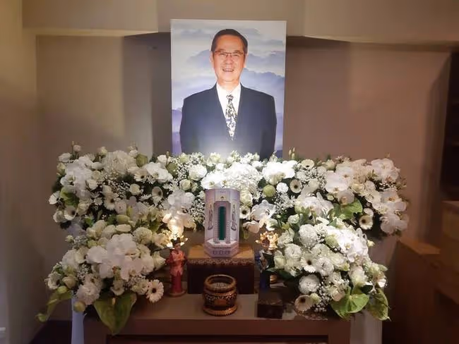 台灣戲骨靈堂遺照曝光,二哥曝去世細節,未回湖北老家成最大遺憾