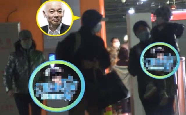 葛優帶全家外出,一旁妻子打扮搶眼,小61歲兒子不哭不鬧很乖巧