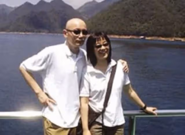 葛優帶全家外出,一旁妻子打扮搶眼,小61歲兒子不哭不鬧很乖巧
