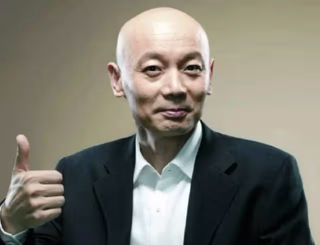 葛優帶全家外出,一旁妻子打扮搶眼,小61歲兒子不哭不鬧很乖巧