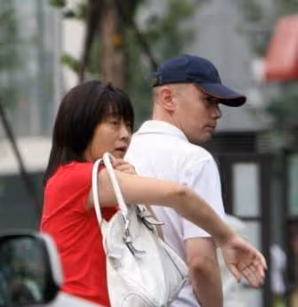 葛優帶全家外出,一旁妻子打扮搶眼,小61歲兒子不哭不鬧很乖巧