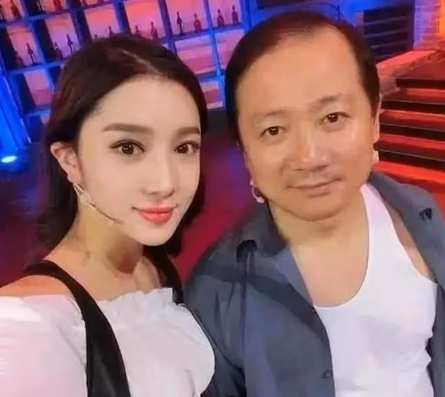 趙本山的徒弟謝廣坤是真敢玩，和兒媳婦王小蒙舉止親密惹爭議