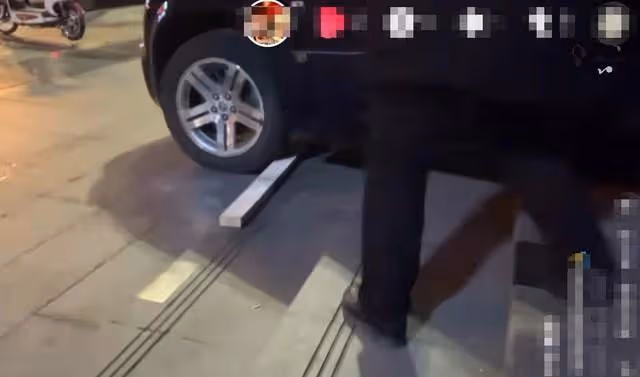 51歲王茜華深夜突發交通事故,把車往台階上開,現場圍3人救援