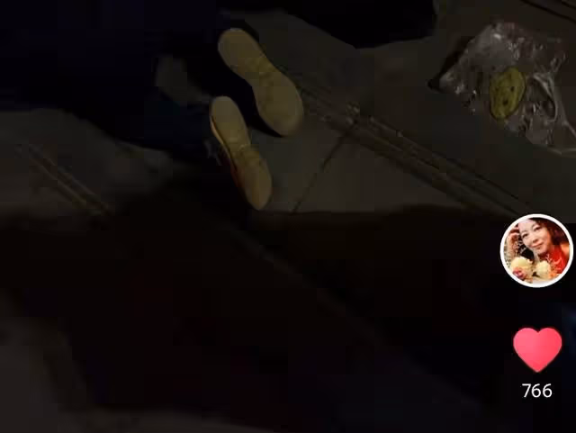 51歲王茜華深夜突發交通事故,把車往台階上開,現場圍3人救援