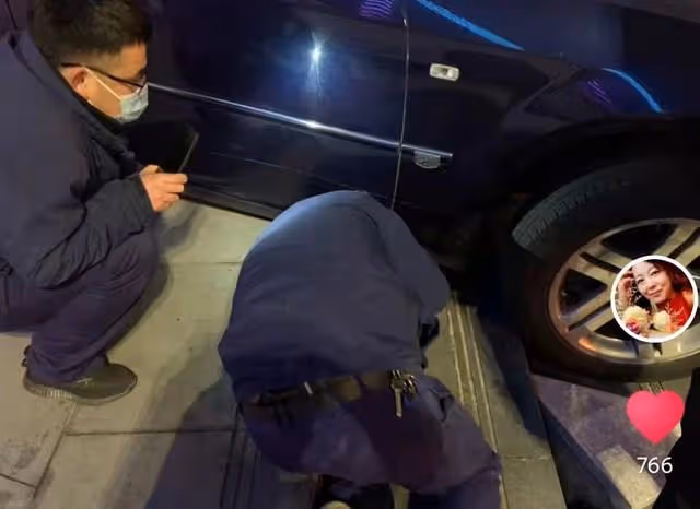 51歲王茜華深夜突發交通事故,把車往台階上開,現場圍3人救援