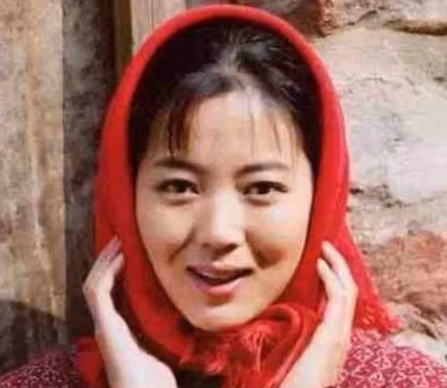 51歲王茜華深夜突發交通事故,把車往台階上開,現場圍3人救援