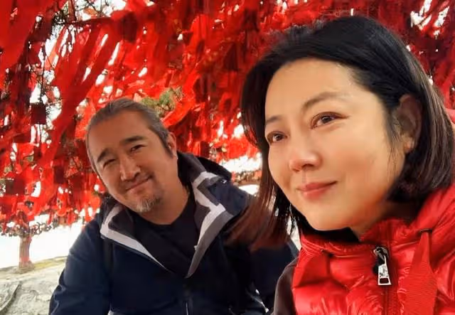 51歲王茜華深夜突發交通事故,把車往台階上開,現場圍3人救援