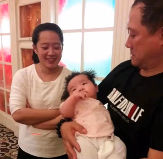 趙本山的徒弟謝廣坤是真敢玩，和兒媳婦王小蒙舉止親密惹爭議
