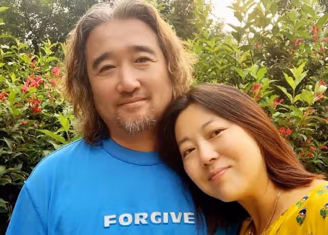 51歲王茜華深夜突發交通事故,把車往台階上開,現場圍3人救援