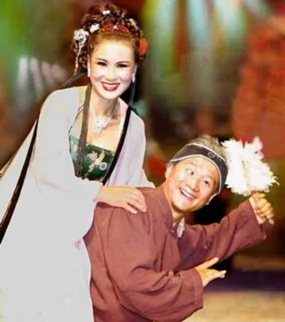 趙本山的徒弟謝廣坤是真敢玩，和兒媳婦王小蒙舉止親密惹爭議
