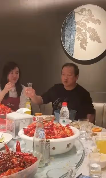 趙本山的徒弟謝廣坤是真敢玩，和兒媳婦王小蒙舉止親密惹爭議