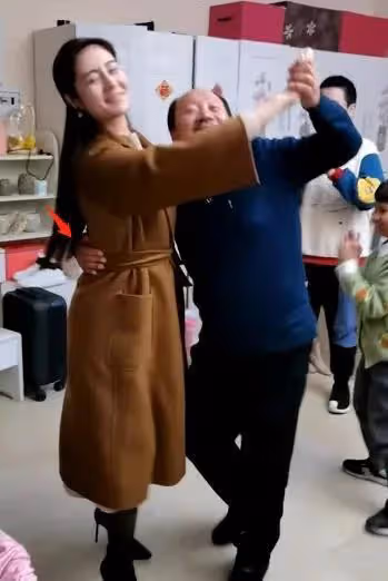 趙本山的徒弟謝廣坤是真敢玩，和兒媳婦王小蒙舉止親密惹爭議