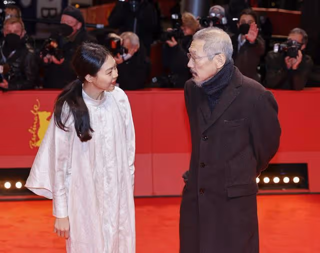 第72屆柏林電影節獲獎名單公布,洪尚秀與女友金敏喜頒獎禮秀恩愛