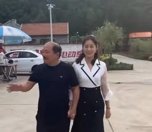趙本山的徒弟謝廣坤是真敢玩，和兒媳婦王小蒙舉止親密惹爭議