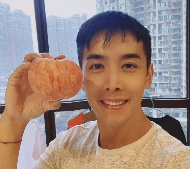 恭喜!著名港星時隔15年再度回巢TVB,去年順利拿到內地居住證