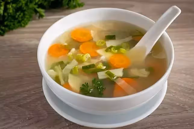 為了一碗蔬菜湯,婆婆演戲大哭…丈夫不分青紅皂白衝過來就給了妻子兩耳光!
