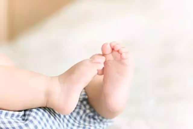 我剛生下女兒,婆婆扭頭就走,又讓老公給侄子買婚房,請婆婆離開
