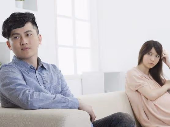 小叔子結婚,嫂子送五萬,婚禮上瞥見新娘陪嫁車,她含淚離婚