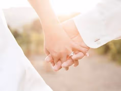 俺和老公月薪一萬,每月給婆婆兩千她嫌少,看到倆姑姐,一分不給