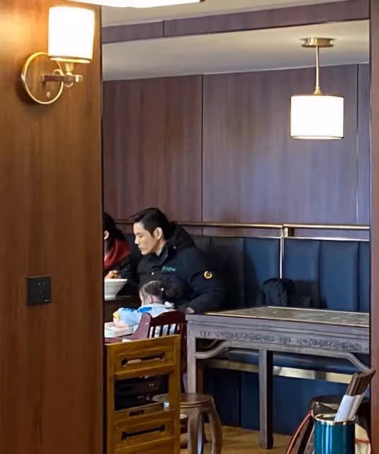向佐夫婦現身麵館,郭碧婷靠丈夫身上一臉嬌羞,放小奶皇獨自就餐