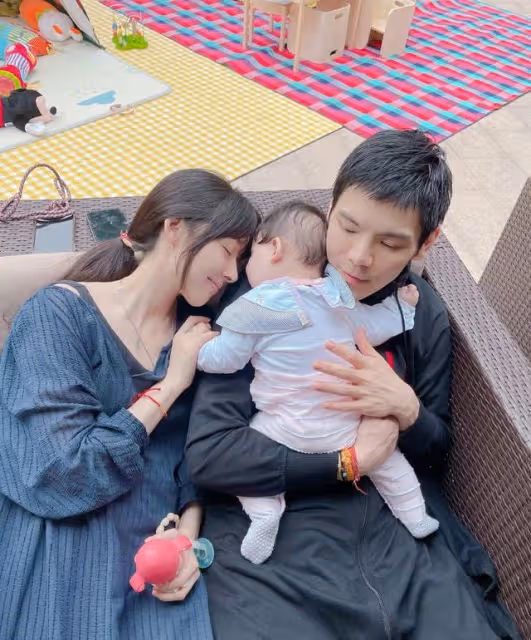向佐夫婦現身麵館,郭碧婷靠丈夫身上一臉嬌羞,放小奶皇獨自就餐