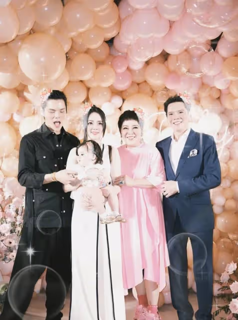 向佐夫婦現身麵館,郭碧婷靠丈夫身上一臉嬌羞,放小奶皇獨自就餐