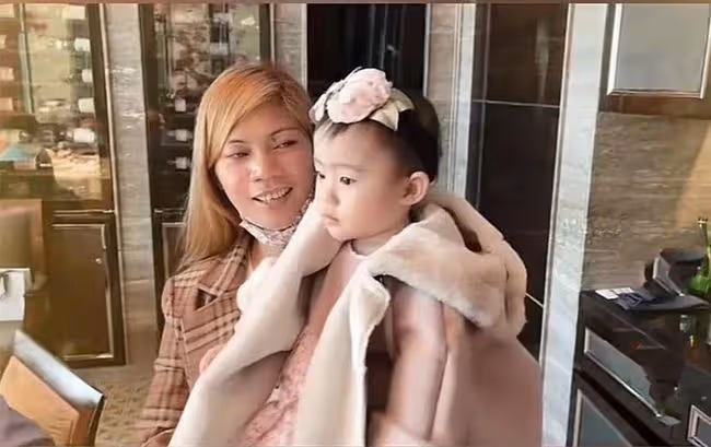 83歲劉詩昆攜妻女秀恩愛!1歲愛女高顏值緊黏媽媽,豪宅內景曝光