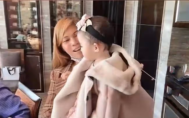 83歲劉詩昆攜妻女秀恩愛!1歲愛女高顏值緊黏媽媽,豪宅內景曝光