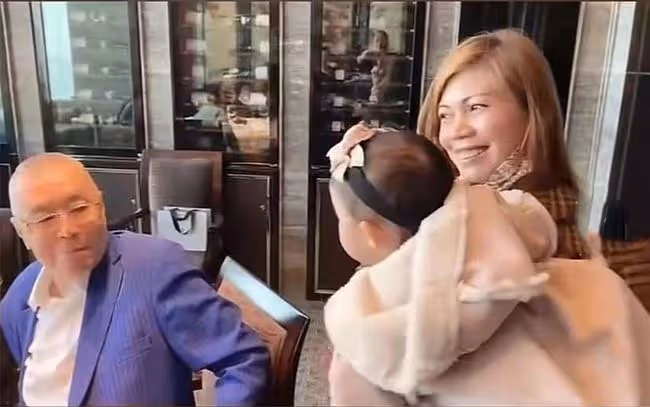 83歲劉詩昆攜妻女秀恩愛!1歲愛女高顏值緊黏媽媽,豪宅內景曝光