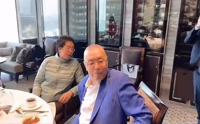 83歲劉詩昆攜妻女秀恩愛!1歲愛女高顏值緊黏媽媽,豪宅內景曝光