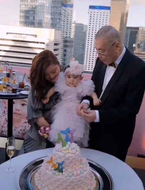 83歲劉詩昆攜妻女秀恩愛!1歲愛女高顏值緊黏媽媽,豪宅內景曝光