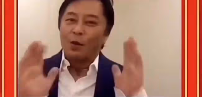 王傑退圈多年曝近照,戴耳環滿頭黑髮宛如回春,久居國外生活愜意