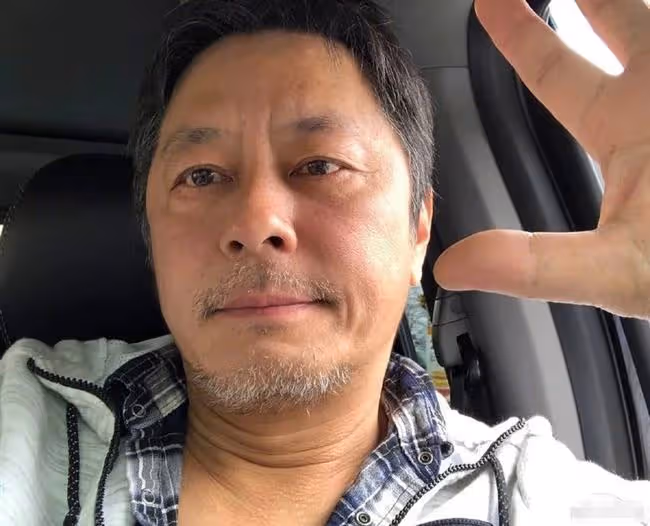 王傑退圈多年曝近照,戴耳環滿頭黑髮宛如回春,久居國外生活愜意