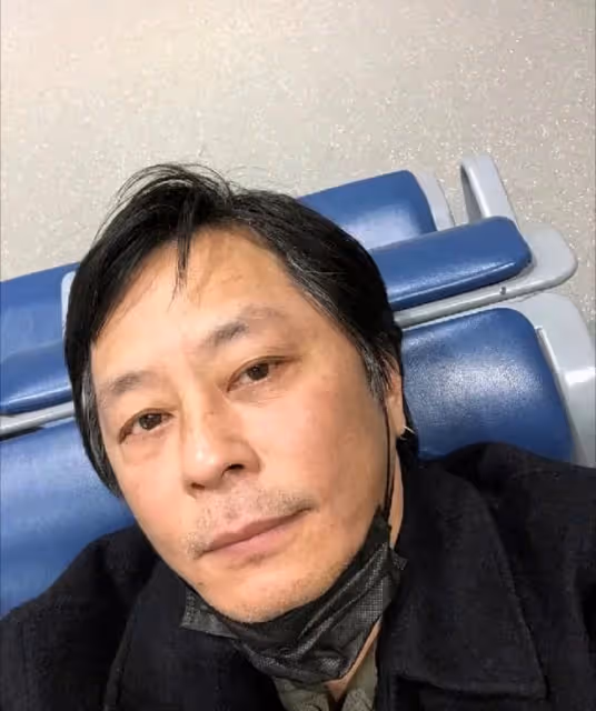 王傑退圈多年曝近照,戴耳環滿頭黑髮宛如回春,久居國外生活愜意