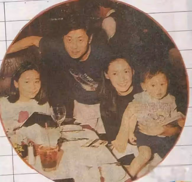王傑退圈多年曝近照，戴耳環滿頭黑髮宛如回春，久居國外生活愜意