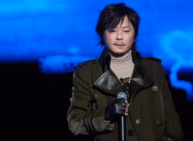 王傑退圈多年曝近照，戴耳環滿頭黑髮宛如回春，久居國外生活愜意